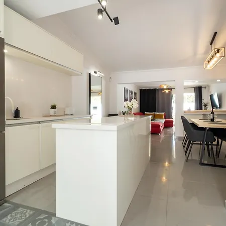 Villa Aqua Garden - Spacious 3-bedroom With Terrace, Bbq&pool Access In