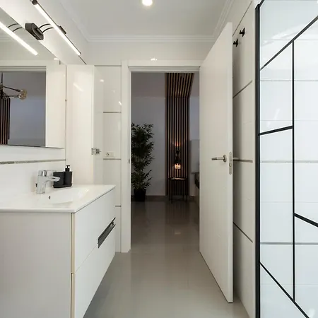 Aqua Garden - Spacious 3-bedroom With Terrace, Bbq & Pool Access In Vila
