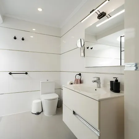 Aqua Garden - Spacious 3-bedroom With Terrace, Bbq & Pool Access In Vila *