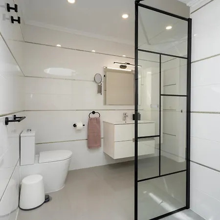 Aqua Garden - Spacious 3-bedroom With Terrace, Bbq&pool Access In * Costa Adeje (Tenerife)