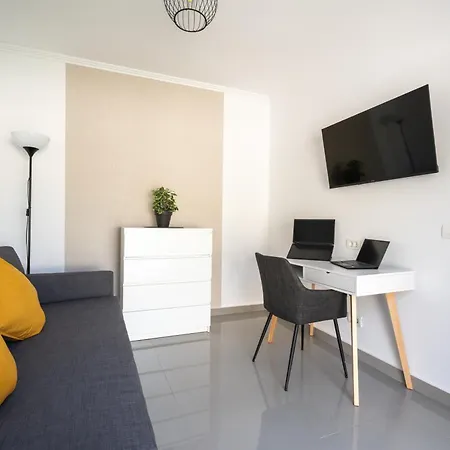 Vila Aqua Garden - Spacious 3-bedroom With Terrace, Bbq & Pool Access In