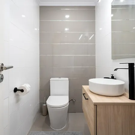 Aqua Garden - Spacious 3-bedroom With Terrace, Bbq & Pool Access In Vila